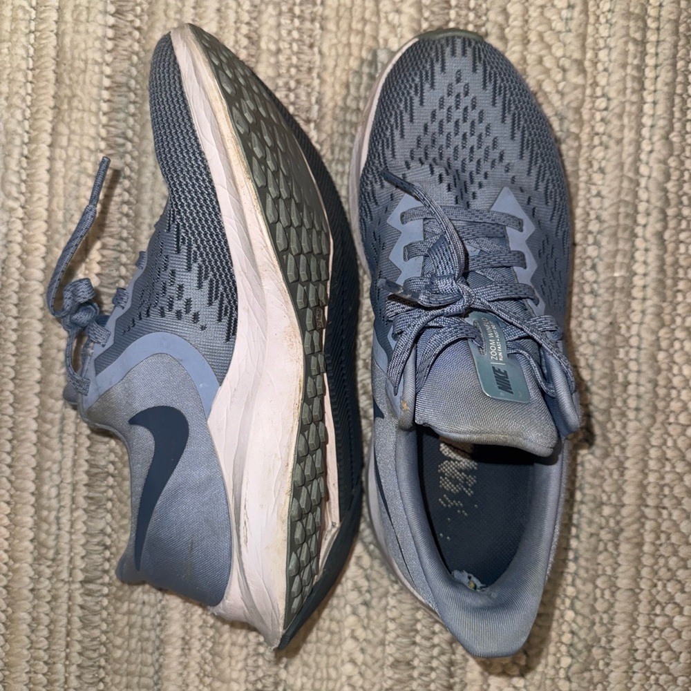 size 7 nike pegasus tennis shoes